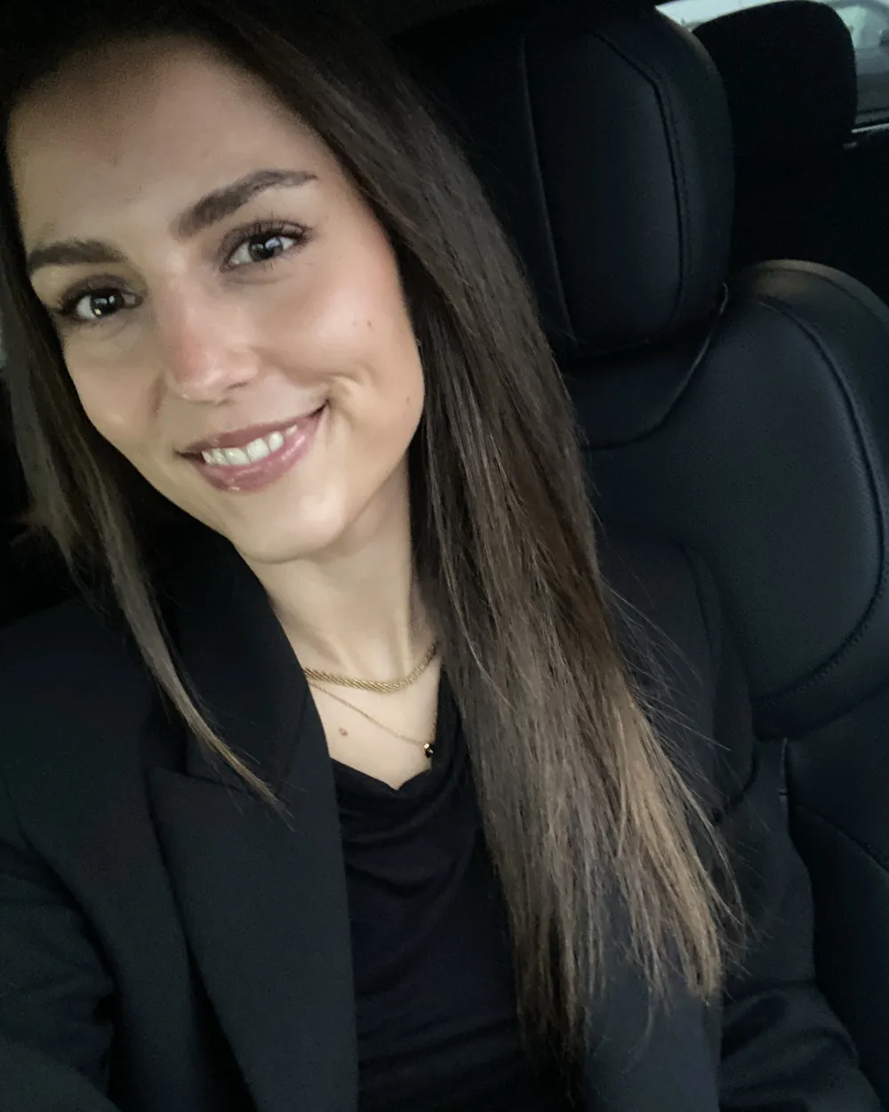 Alea Flesch, Portrait im schwarzen Blazer