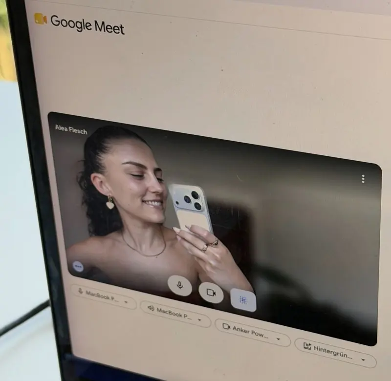 Alea macht vor einem Videocall ein Selfie